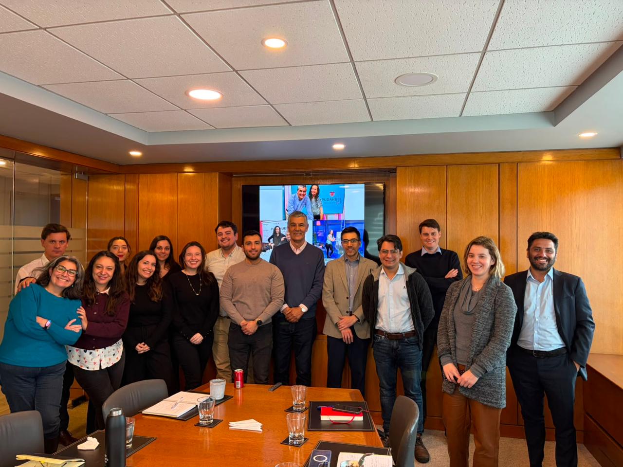Equipo de colaboradores al finalizar un taller de educación financiera